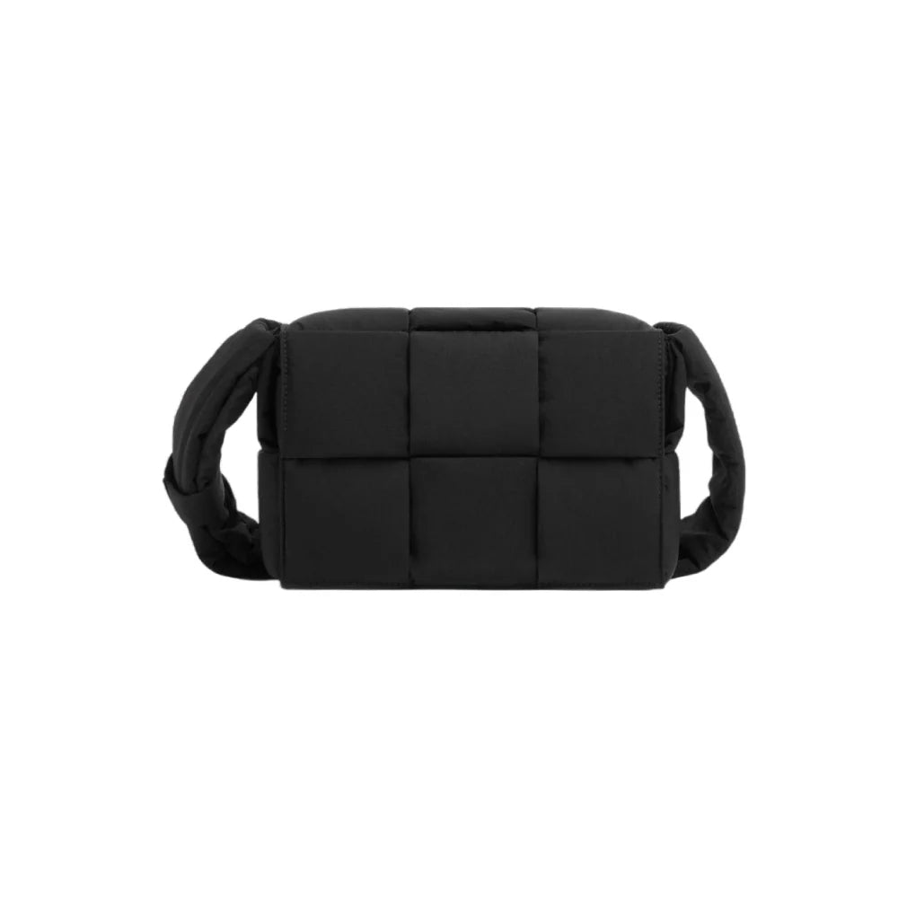 BOTTEGA VENETA 스몰 패딩 테크 카세트백 블랙